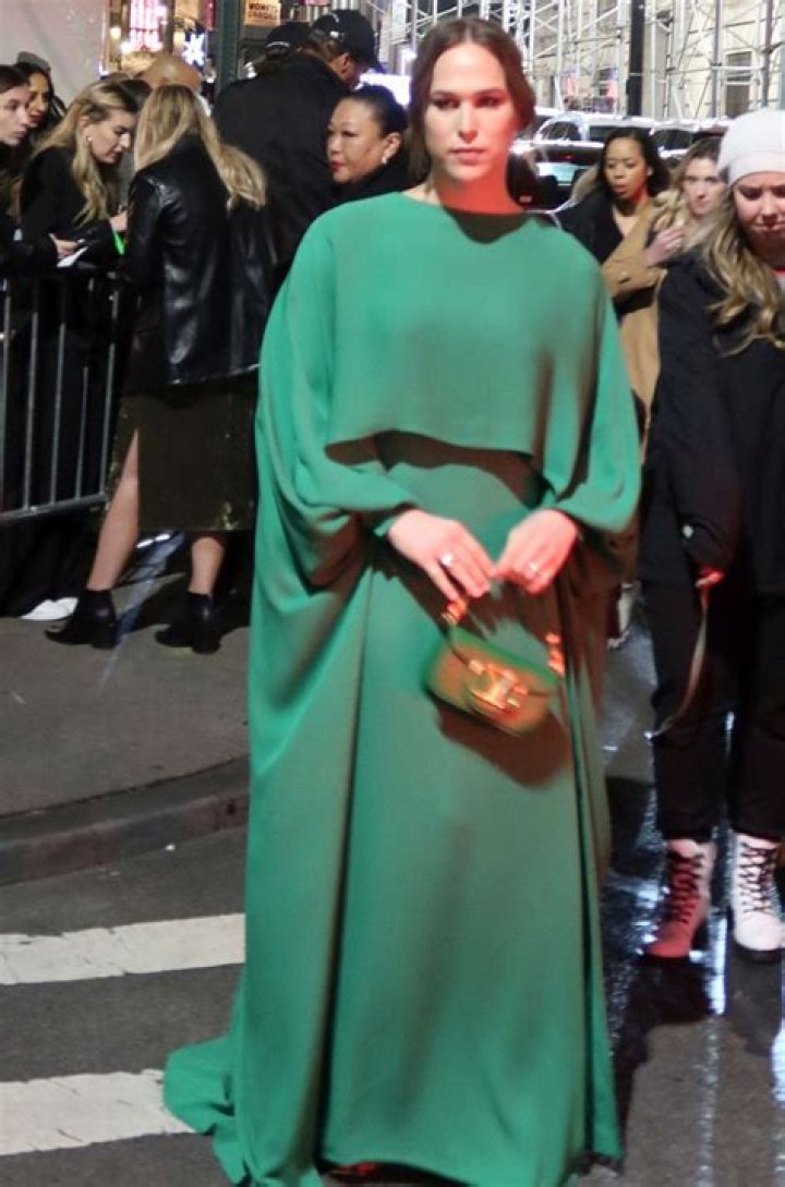 Celebrities Wearing Christmas Green: Photos – Hollywood Life