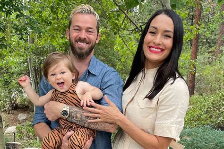 Lindsay Arnold Says She’s Texted Artem Chigvintsev ‘So Much’ Since Matteo’s Birth: He’s ‘A Great Dad’
