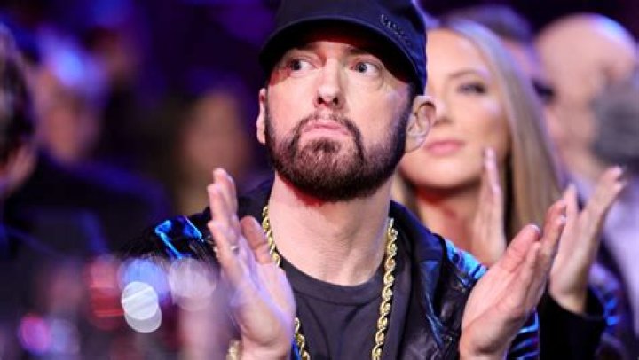 Machine Gun Kelly Flips Middle Finger At Eminem After ‘Killshot’ Diss – Hollywood Life
